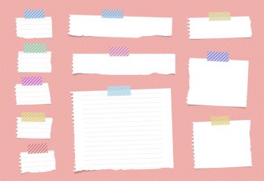 Kopyalanmış beyaz çizgili defter kağıt parçaları pembe desen üzerinde yapışkan bant ile sıkışmış