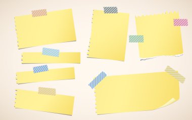 Yırtık sarı boş defter kağıt parçaları çizgili yapışkan bant ile sıkışmış