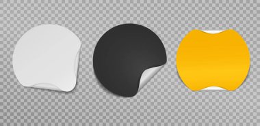 Gri arkaplanda katlanmış köşeli beyaz ve renkli yuvarlak çıkartmalar.