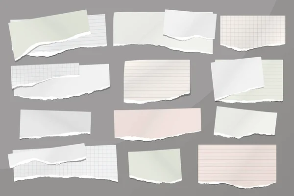 Conjunto de notas blancas y coloridas desgarradas, las rayas de papel de cuaderno están sobre fondo gris para texto, publicidad o diseño. Ilustración vectorial — Vector de stock