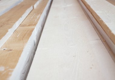 atölye içinde ahşap plakalar yığını