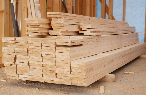 Stack av träplankor inne i hus — Stockfoto