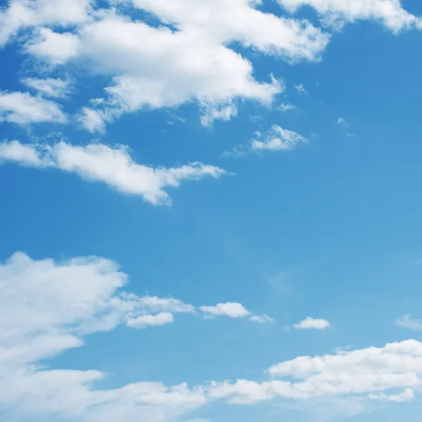 Cielo blu, nuvole e luce del sole. Ora legale . — Foto Stock