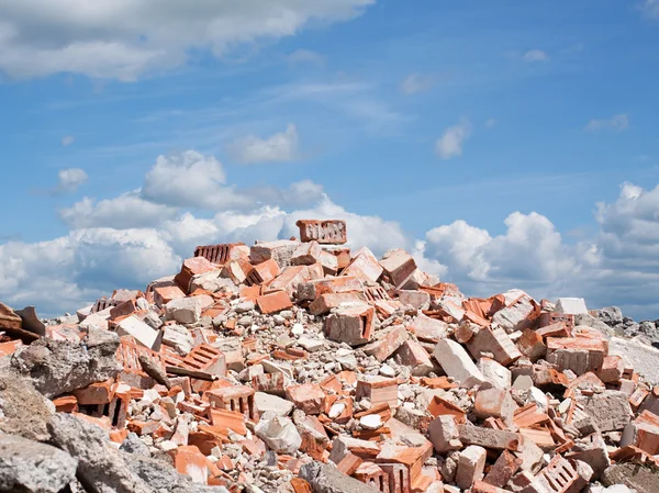 Beton en baksteen puin derbis op de bouwplaats — Stockfoto