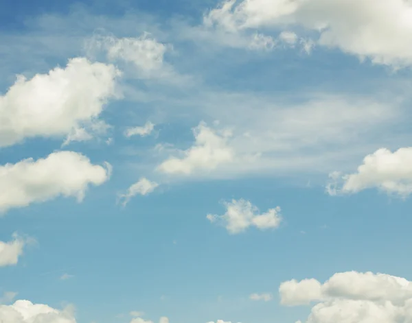 Cielo azul, nubes y luz solar. Hora de verano . —  Fotos de Stock