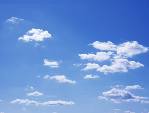 Cielo azul, nubes y luz solar. Hora de verano . —  Fotos de Stock