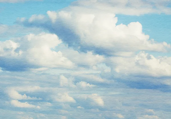 Céu azul, nuvens e luz solar. Hora de verão . — Fotografia de Stock