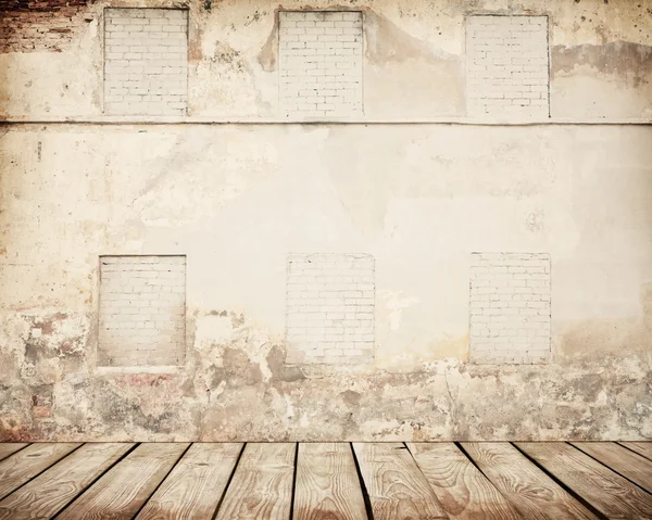 Mur de briques fissurées avec plancher en bois — Photo