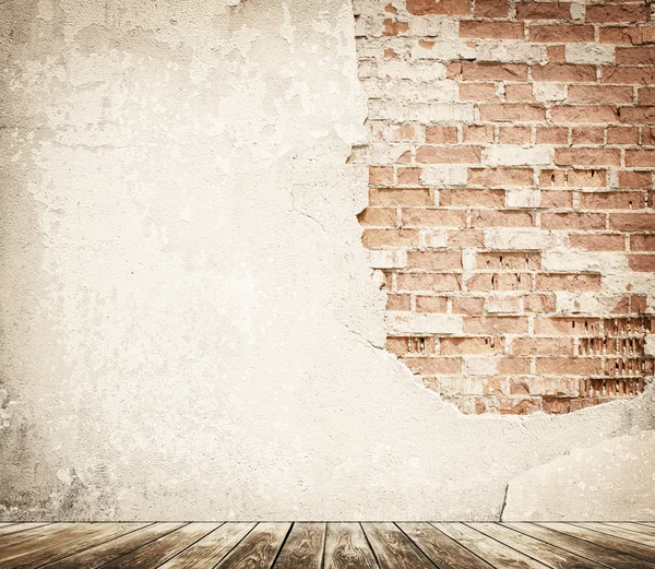 Tal pared de ladrillo con piso de madera — Foto de Stock