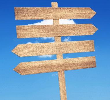 Mavi gökyüzü karşı boş kahverengi ahşap tabela.