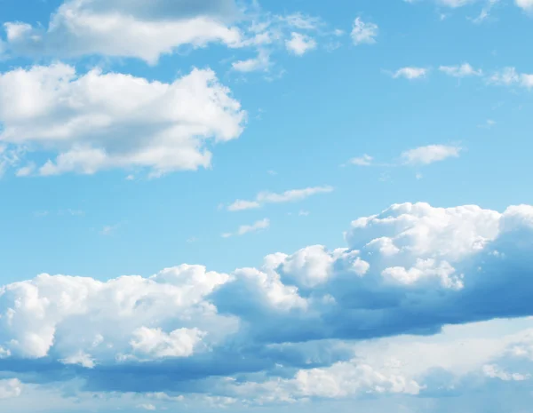 Blauwe hemel, wolken en zon licht. Zomer, lente achtergrond — Stockfoto