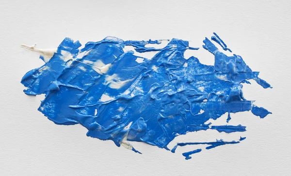 Pintura acrílica de acuarela azul con pincel sobre papel blanco . — Foto de Stock