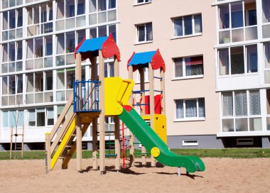 Doğada renkli çocuk oyun alanı, açık satırın yeni blok daire inşa edilmiş