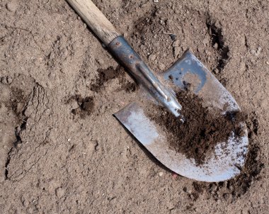 Kuru zeminde eski kirli kürek