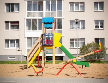 Doğada renkli çocuk oyun alanı, açık satırın yeni blok daire inşa edilmiş