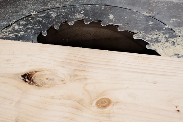 電気丸のこのクローズ アップ木材切削 — ストック写真