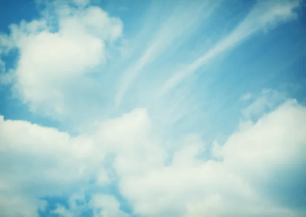 Mavi gökyüzü bulutlar ve güneş ışığı. Yaz, bahar zaman arka plan bulanık — Stok fotoğraf