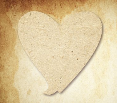 Kalp konuşma balonu ile gölge kahverengi vintage kağıt üzerinde