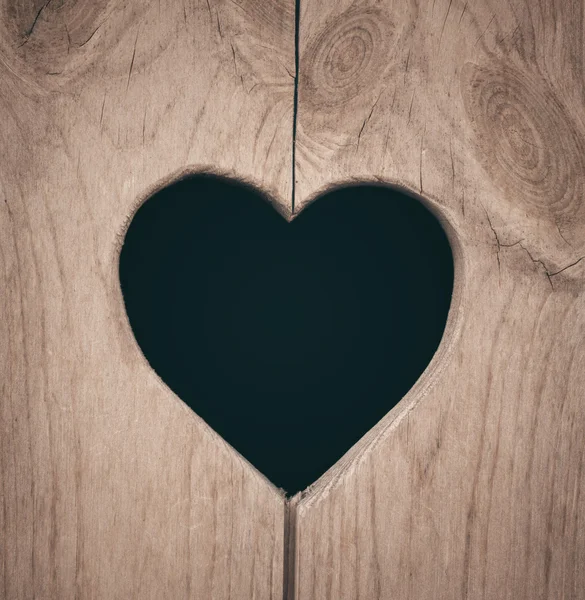 Forma de corazón cortado en la pared de madera, inodoro, wc puerta o ventana — Foto de Stock