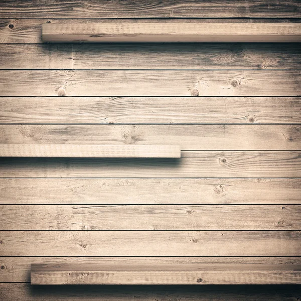 Prateleira vazia marrom velho na parede de madeira — Fotografia de Stock