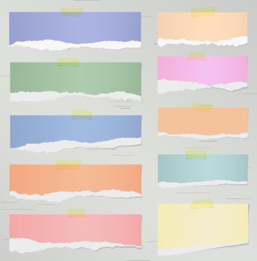 Gri arka plan üzerinde yapışkan bant ile çeşitli renkli yırtık Not belgeler kümesi