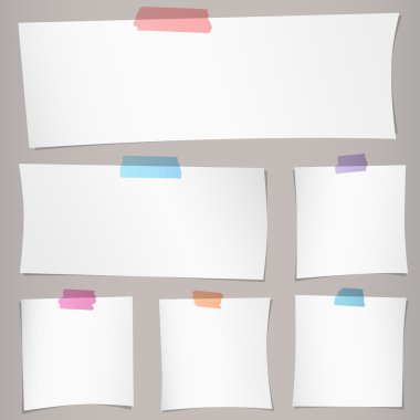 Kahverengi arka plan üzerinde renkli yapışkan bant ile çeşitli gri Not belgeler kümesi