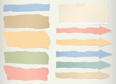 Yırtık renkli boş kağıtlar, ok simgesi