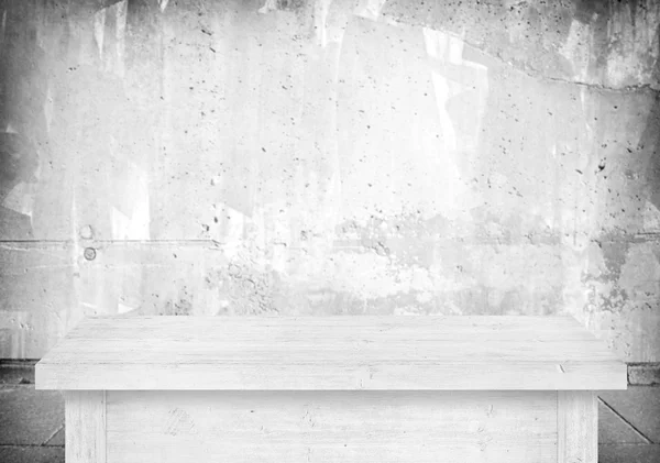 Leerer weißer Tisch neben verschwommener grauer Betonwand — Stockfoto