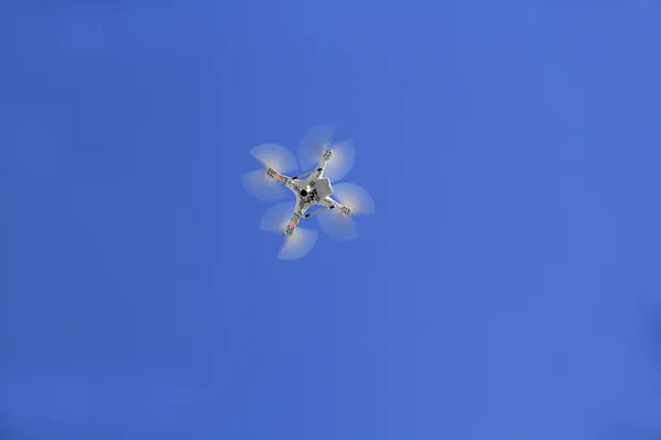 Dronefirehjulsfly i lufta over – stockfoto