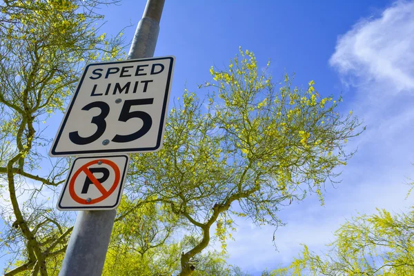 Città strada limite di velocità e nessun segno di parcheggio — Foto Stock