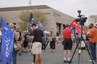 6 Kasım 2020 - Phoenix, Arizona / ABD: Phoenix şehir merkezindeki Maricopa İlçe Tablo ve Seçim Merkezi 'nin (MCTEC) önünde 6 Kasım 2020 tarihinde sayılan her oy hakkındaki endişelerini dile getiren Trump taraftarları. 