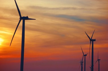 Günbatımında bir Rüzgar Çiftliği Rüzgar Türbini