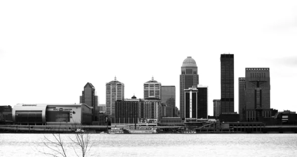 Louisville, Kentucky Skyline siyah ve beyaz — Stok fotoğraf