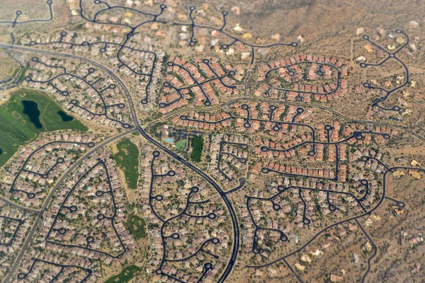 Golfbana och bostäder kvarter antenn — Stockfoto