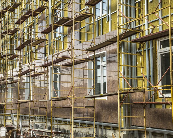 Dokončení fasádu domu s žulové dlaždice — Stock fotografie