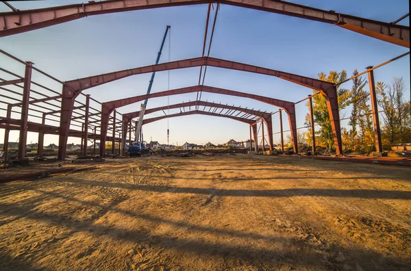 Construção de metal ao pôr do sol — Fotografia de Stock