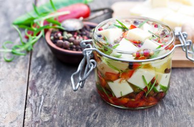 beyaz peynir küpleri ve otlar zeytin yağı küçük kavanoz o daldırma