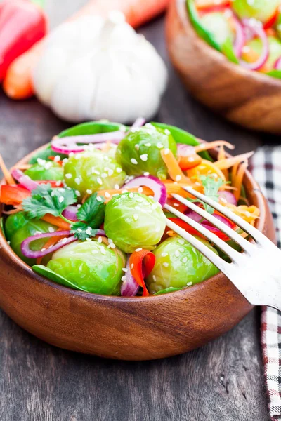 Portion de choux de Bruxelles avec carotte et oignons sur languette en bois — Photo