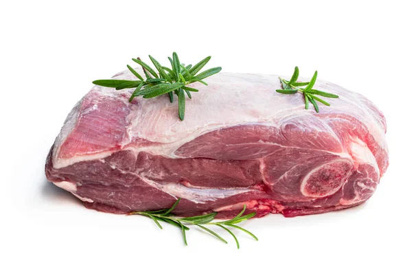 Kuzu bütün omuz eti beyazda izole edilmiş 