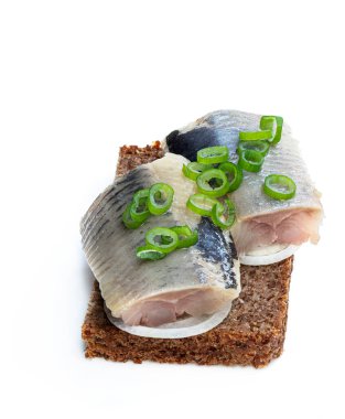 Dilimlenmiş ringa fileto ile çavdar ekmeği ve soğanlı beyaz soğan. 