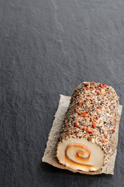 Karabiberli tam yağlı yumuşak peynir ve siyah taştan arka planda kırmızı biber. 