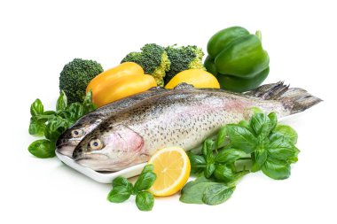 Çiğ gökkuşağı alabalığı, sebze ve limon çeşitleri. 