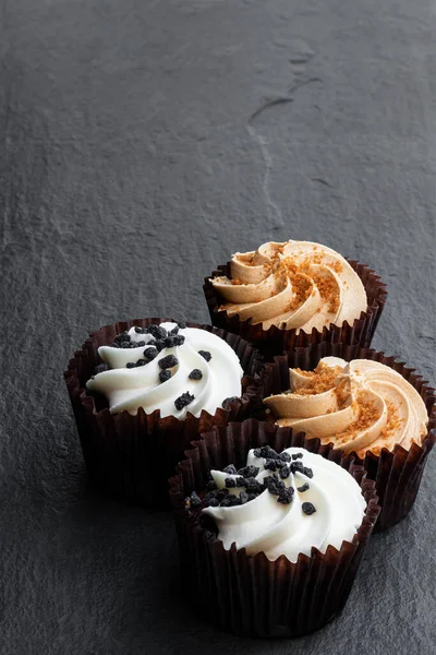 Ensemble Mini Cupcakes Sur Fond Pierre Noire — Photo