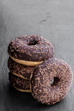 Siyah taşlı arka planda çikolatalı çörekler. 