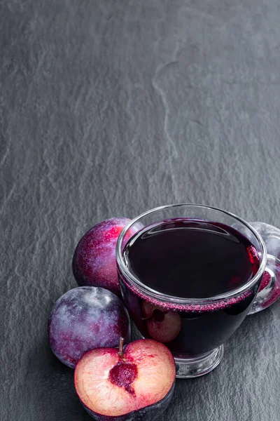 Suc Proaspăt Prune Fundal Piatră Neagră — Fotografie, imagine de stoc
