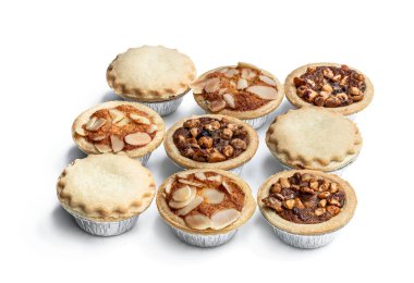 Noel minik kıymalı turtası beyaza izole edilmiş  