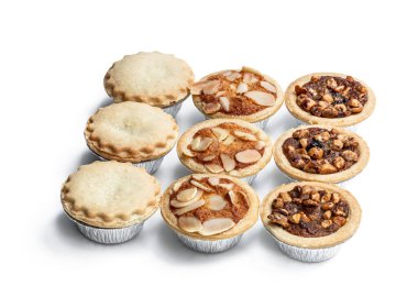 Noel minik kıymalı turtası beyaza izole edilmiş  