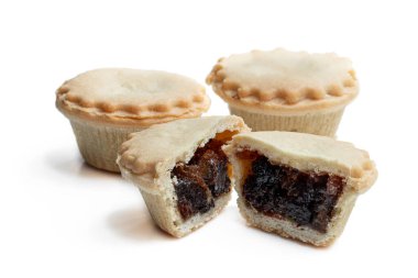 Noel minik kıymalı turtası beyaza izole edilmiş  