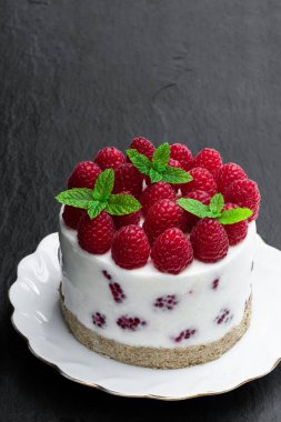 Şeker hastalığı, siyah taş arka planda yoğurt ve böğürtlenli peynirli pastayı onaylamamıştı. 