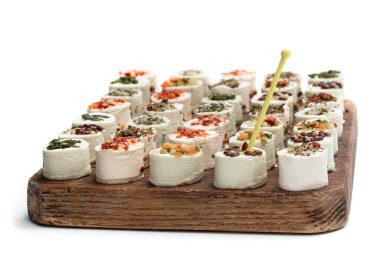 Sebze ve baharatla kaplı yumuşak peynir, beyaz üzerine izole edilmiş ahşap masa. 